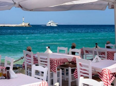 Туристки съдят заведение в Гърция, за две напитки и чиния раци платили 520 евро