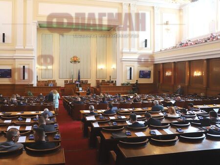 Парламентът трудно събра кворум след бойкот на ГЕРБ