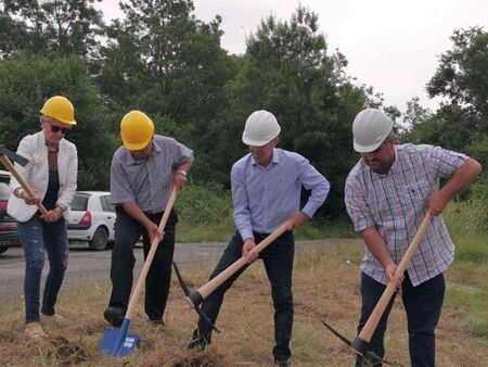 Кметът Димитър Германов направи първа копка на дългоочакван пътен ремонт в Приморско