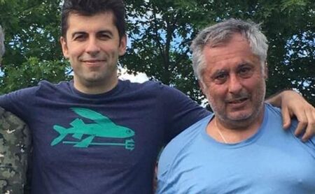 Бащата на премиера Петков зове за уличен вот към сина му: Честните да излязат на улицата