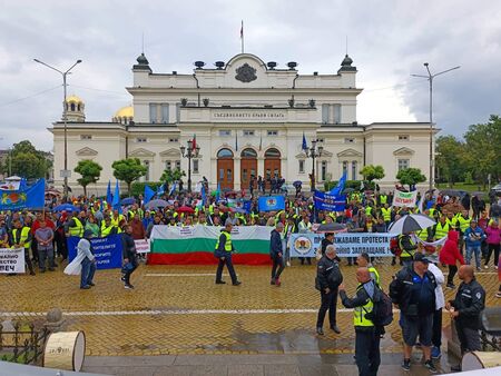 Хиляди полицаи и надзиратели на протест в столицата, искат достойно заплащане