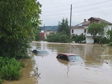 Десетки къщи, мазета и пътища в Трявна наводнени