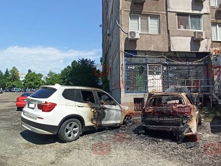 Извънредно! Две коли изгоряха, Тойота стана пепел, а бяло БМВ е за скрап