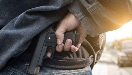 След скандал със служител: Мъж стреля с газов пистолет в магазин в Русе