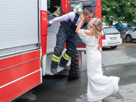 Любов като стихия: Айтоски огнеборец отведе любимата си до олтара с пожарната кола (СНИМКИ)