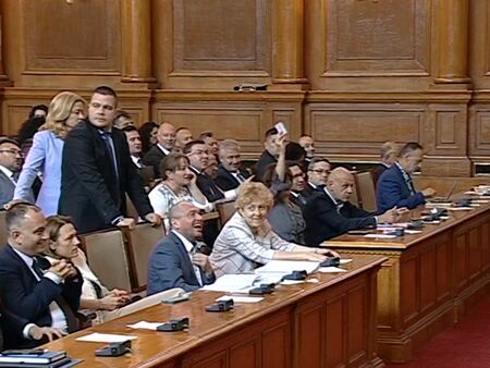 ИТН, ГЕРБ и ДПС заплашиха Никола Минчев с отстраняване от поста, скандират „оставка“