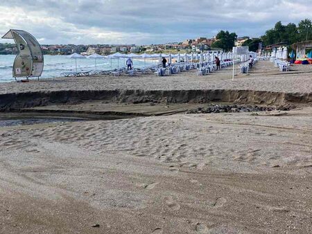 Проливни дъждове увредиха сериозно плажовете "Созопол-централен" и "Хармани"