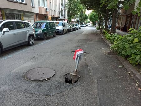 Огромен трап зейна на ул."Сливница" в Бургас, ако не внимавате ще потрошите колата си