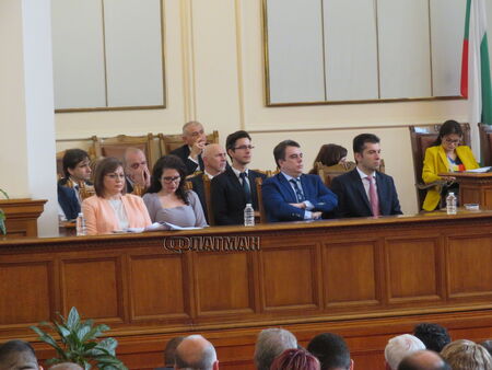 Новото мнозинство форсира вота на недоверие срещу кабинета „Петков“