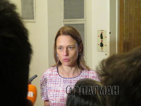 Ива Митева обяви, че засега няма да оглави парламента, била против свалянето на Минчев