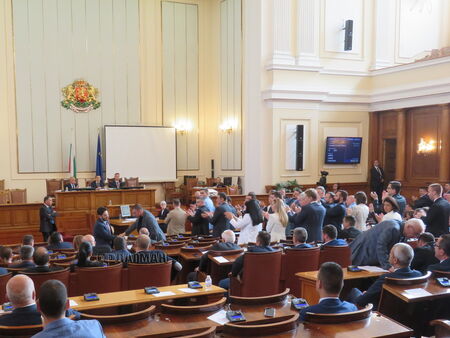Край на интригата: Кирил Симеонов официално напусна групата на ИТН и остава депутат