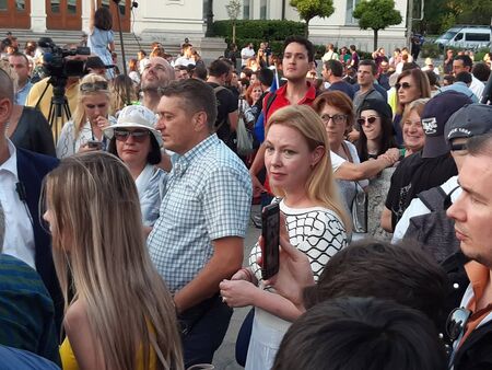 Бащата Петко и съпругата Линда подкрепиха премиера на митинга пред парламента