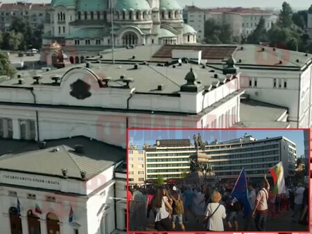 Протестиращи посрещат депутатите преди дебатите по вота на недоверие