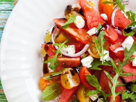 Рецепта за лятна салата с чери домати, диня и фета