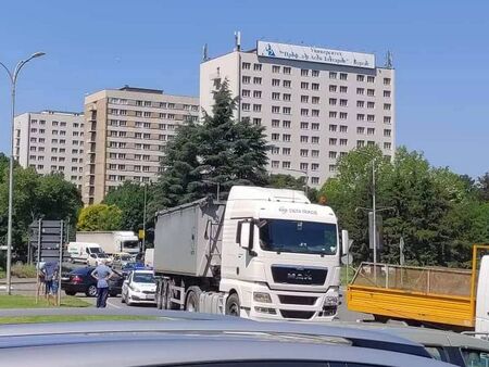 Извънредно! Камион помете Мерцедес на кръговото до Метро в Бургас