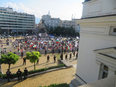 Започна антиправителственият протест на „Възраждане“, Костадинов скочи на медиите и службите