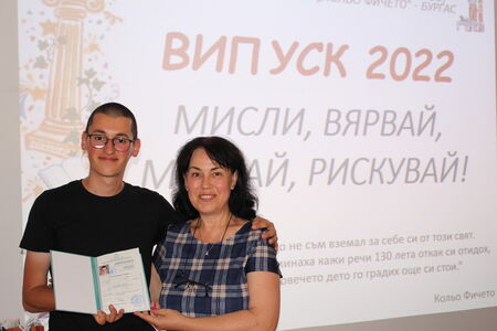 Вижте кой получи 1000 лева стипендия от Камарата на строителите в Бургас