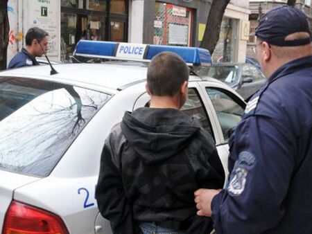 Полицаи тарашиха дома на Станьо в Българово, намериха марихуана и електронна везна