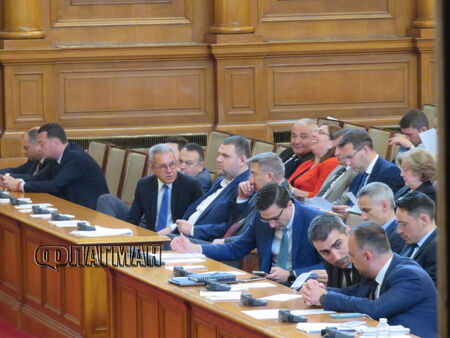 Парламентът събра кворум за „френското предложение“, дори Пеевски пристигна да гласува