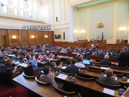 С голямо мнозинство: Парламентът даде „зелена светлина“ за сваляне на ветото срещу Македония