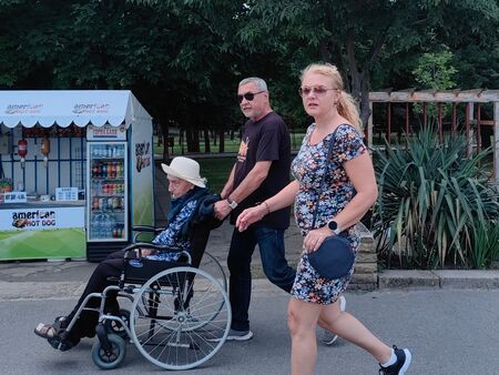 Далеч от политическата буря: Валери Симеонов бута инвалидната количка на своята майка в Бургас