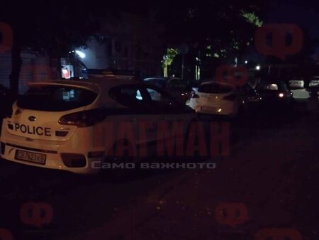 На ъгъла на „Княз Борис“ и „Мария Луиза“ Аудито на 36-годишния Мартин Кавалджиев е приклещено от 5 патрулни полицейски коли