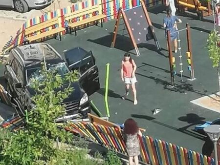 Кола се вряза в детска площадка в Сливен след грешна маневра