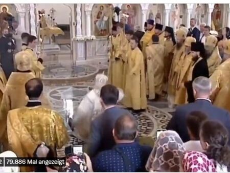 Руският патриарх Кирил падна по време на богослужение