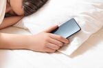 Хората прекарват повече време на телефона, отколкото спят