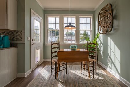Трапезни столове и дивани - стилни интериорни решения за вашия дом