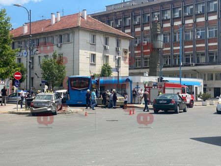 Извънредно! Голяма катастрофа до жп гарата в Бургас, има пострадали (БРУТАЛНО ВИДЕО)