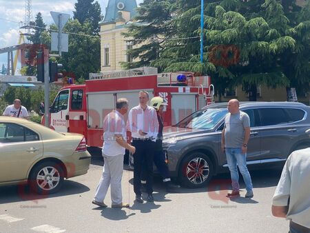 На фаталното кръстовище пристигна и кметът на Бургас, който разговаря с инж. Петко Драгнев за причините за инцидента