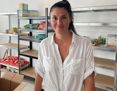 Ани Продромова от Пункта за подпомагане на украинските бежанци благодари на ротарианците, които днес са доставили, за пореден път, детски храни