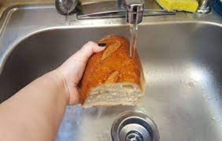 Какво се случва, когато поставите хляба под течаща вода? Резултатът ще ви изненада!
