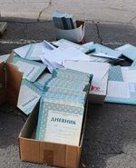 Кашони със стари дневници на Немската гимназия в Бургас изхвърлени пред контейнерите. Ври от лични данни на децата