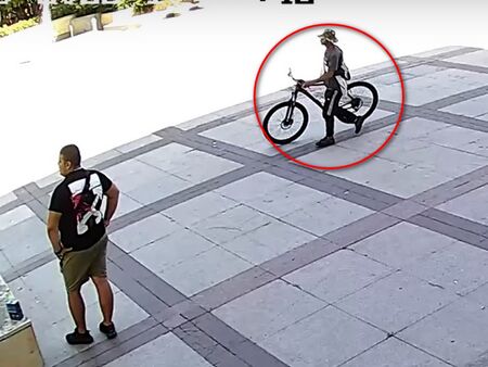 Познавате ли този нагъл крадец? Вижте как открадна велосипед от центъра на Бургас