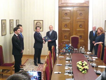 Президентът връчи мандата на Асен Василев: Очаквам адекватни решения и отстояване на националния интерес