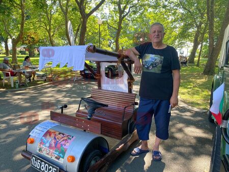 Господа от Панагюрище докара колата на семейство Флинтстоун в Бургас