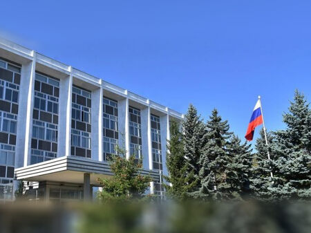 Два самолета прибират руските дипломати и техни близки в родината им
