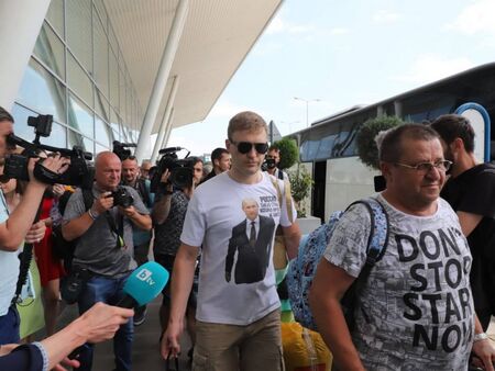 Руските дипломати напускат България (СНИМКИ)