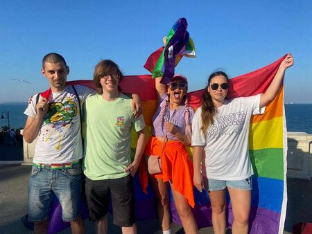 ЛГБТ общността в Бургас направи скромно прайдче (СНИМКИ)