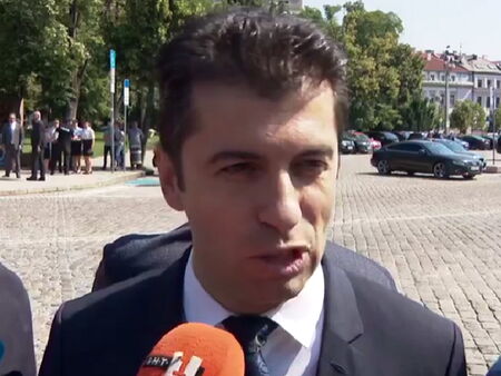 Кирил Петков: Не говорим с четирима, всички останали депутати имат покана, за 121 - ще видим
