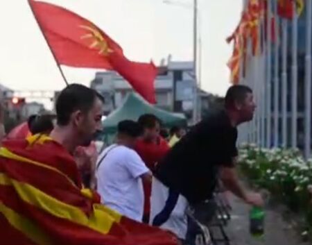 50 полицаи ранени на протест в Скопие