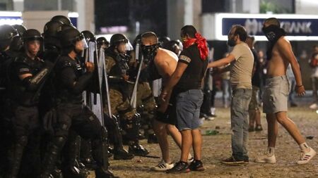 Над 40 ранени полицаи при протест срещу „френското“ предложение в Скопие