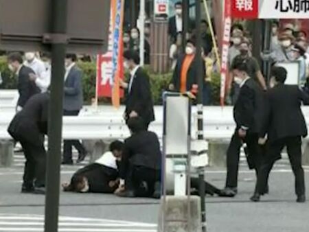 Простреляха бившия премиер на Япония Шиндзо Абе