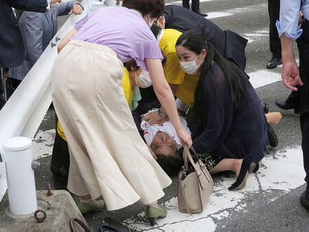 Простреляха бившия премиер на Япония Шинцо Абе