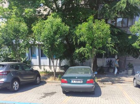 Сигнал до Флагман: Един автомобил три дни заема две паркоместа в центъра на Бургас