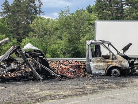 Тонове зеленчуци изгоряха в камиона-факла край Росенец