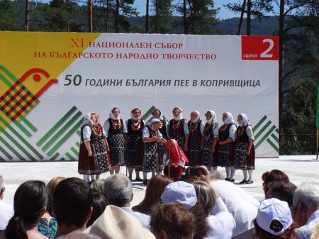Над 300 изпълнители на автентичен фолклор от 23 читалища представят Бургаска област на Събора в Копривщица