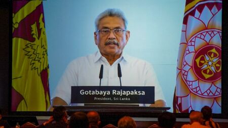 Президентът на Шри Ланка заседна на летището в опит да избяга
